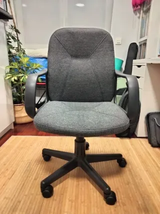 Silla de oficina gris