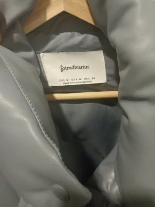 Chaqueta Stradivarius azul acolchada