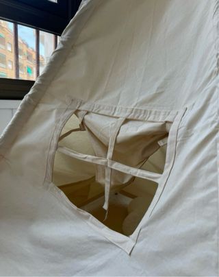 Tienda tipi infantil con alfombra