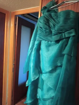 Vestido largo verde azulado con volantes