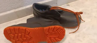 Zapatos de trabajo negros y naranjas