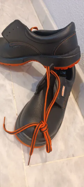 Zapatos de trabajo negros y naranjas