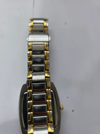 Reloj de pulsera dorado y plateado