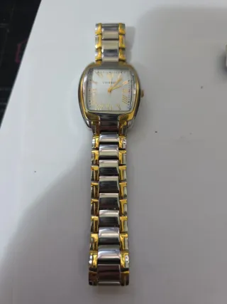 Reloj de pulsera dorado y plateado