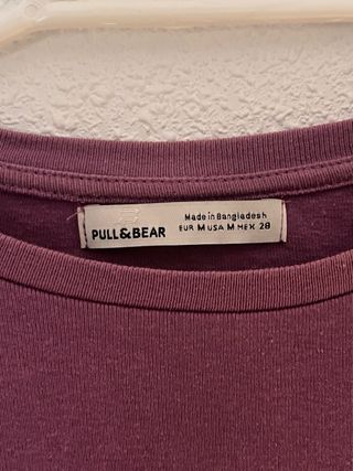 Camiseta Pull&Bear morada mariposa