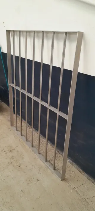Ventana de aluminio y Reja de acero 