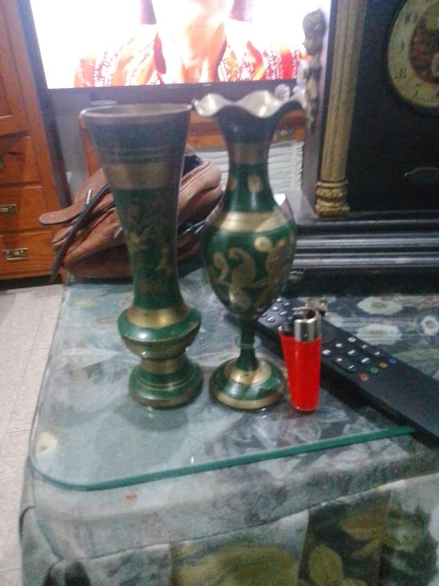 2 Jarrones Indios Metálicos Verdes y Dorados