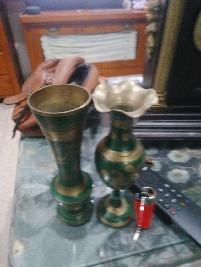 2 Jarrones Indios Metálicos Verdes y Dorados