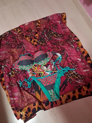 Trikini y pareo estampado