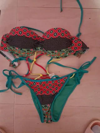 Trikini y pareo estampado