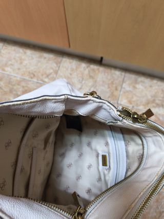 Bolso Guess Blanco y Dorado