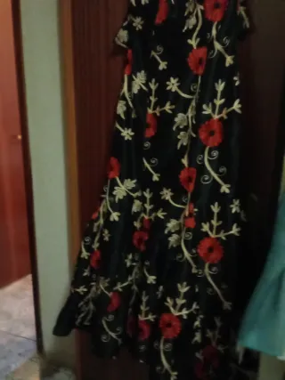 Vestido negro con bordado floral rojo