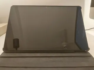  Tablet Lenovo Negra con funda protectora.