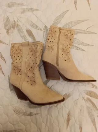Botas de piel beige con flores
