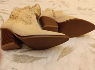 Botas de piel beige con flores