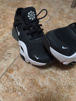 Tenis Nike Negro y Blanco