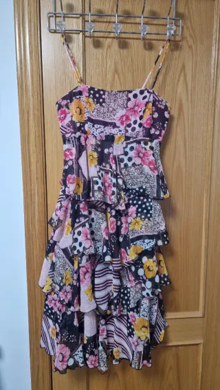 Vestido de tirantes con volantes y estampado flora
