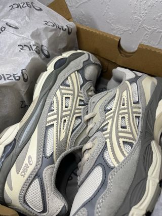 Zapatillas Asics Beige y Gris