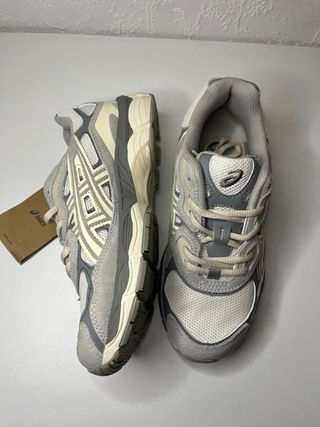 Zapatillas Asics Beige y Gris