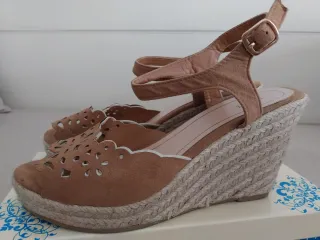 Sandalias cuña beige con tiras y aberturas