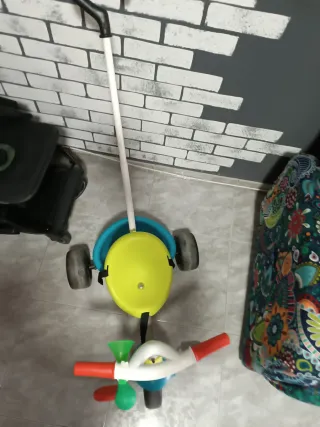 Triciclo infantil con manillar