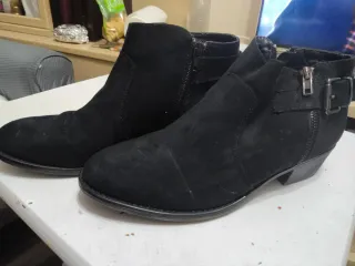 Botines negros con cremallera y hebilla
