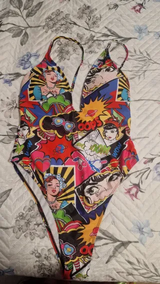 Bañador bikini negro con detalles dorados
