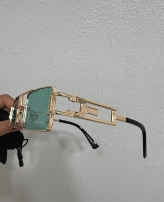 Gafas de sol doradas con lentes turquesa