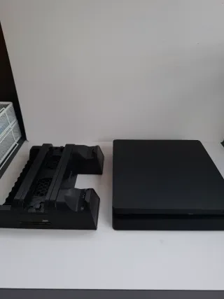PS4 Slim Negra + 2 Mandos + Juegos