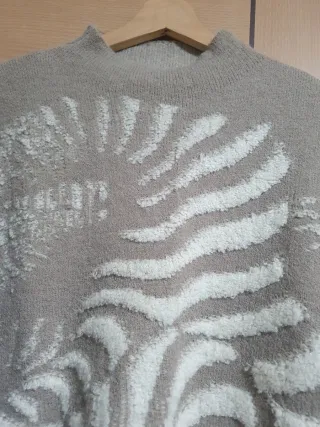 Jersey Beige con Diseño Blanco