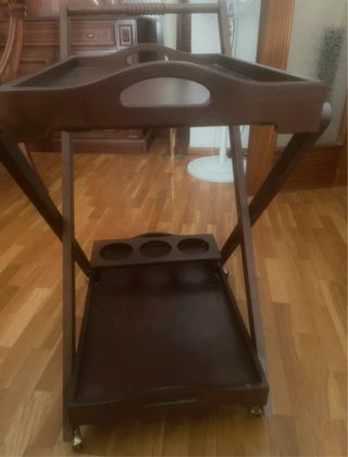 Camarera de madera con ruedas