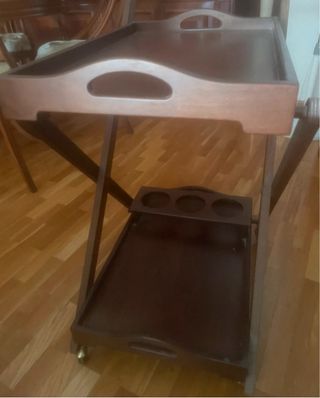 Camarera de madera con ruedas