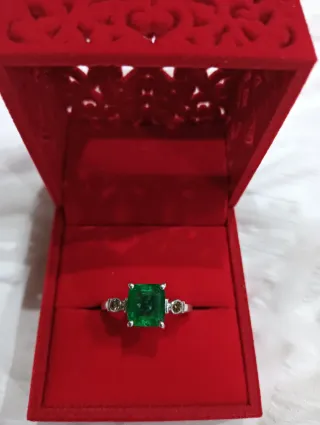 Anillo de plata con esmeralda  y diamantes, nuevo