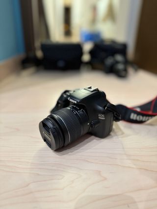 Confezione da 2 fotocamere Canon EOS 2000D e 1100D