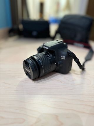 Confezione da 2 fotocamere Canon EOS 2000D e 1100D