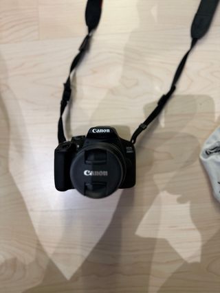 Confezione da 2 fotocamere Canon EOS 2000D e 1100D