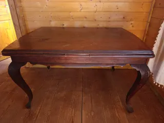 Mesa antigua de madera grabada