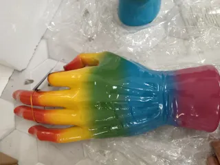 Escultura Mano Multicolor Poliresina