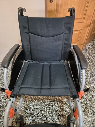Silla de ruedas negra plegable