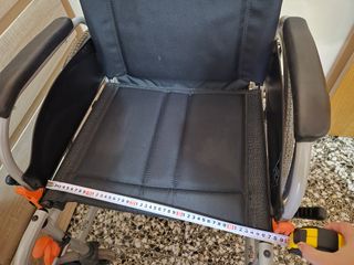 Silla de ruedas negra plegable