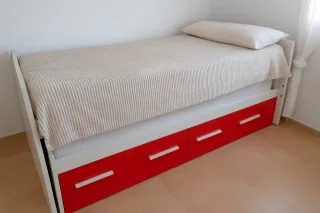Cama nido con cajones rojos