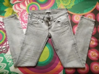 Pantalón vaquero / Jeans gris de Stradivarius