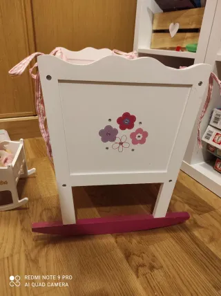 Cuna de juguete blanca con flores