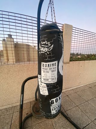 Saco de boxeo con estructura y pesas