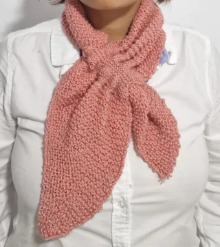 Bufanda rosa tejida a mano