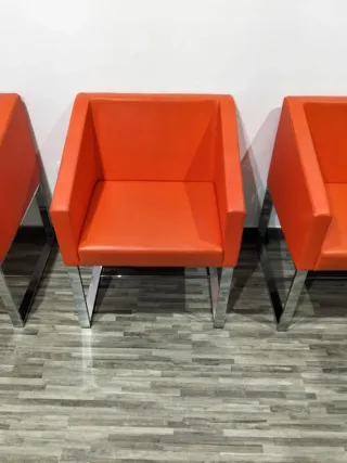 3 poltrone arancioni in ecopelle, 60 euro ciascuna