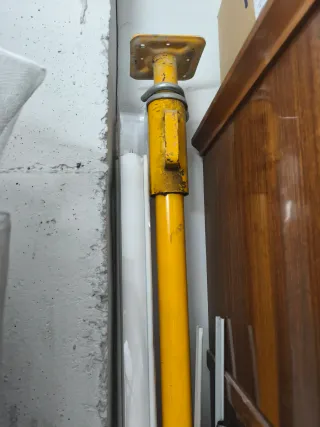Puntal de obra amarillo