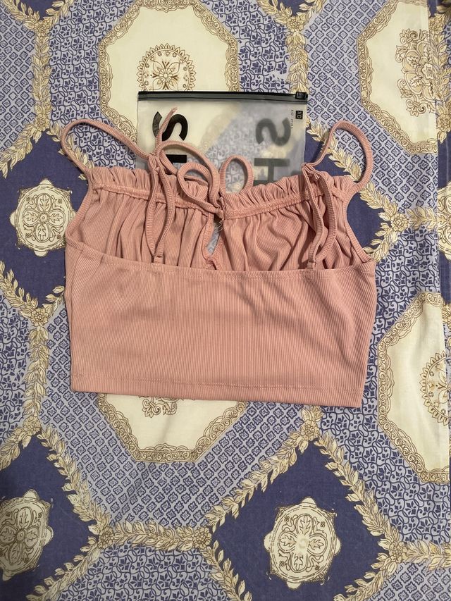 Top rosa con lazada y volantes