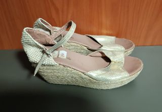 Sandalias cuña beige y doradas talla 40 - gratis
