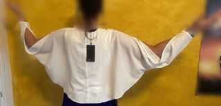 Blusa Zara blanca mangas abiertas capa